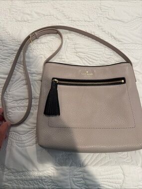 kate spade Pebbled Leather Crossbody in Taupe with Black Tassel - EUC.